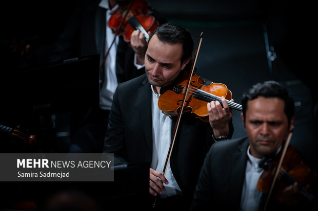 سمفونية "فلك الافلاك" في قاعة الوحدة بطهران