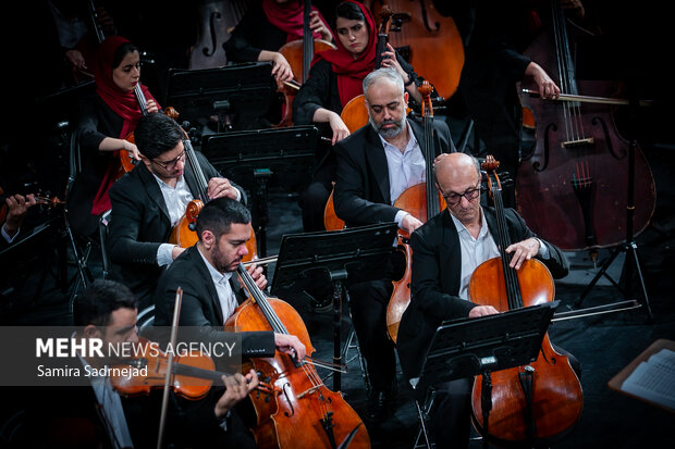 سمفونية "فلك الافلاك" في قاعة الوحدة بطهران
