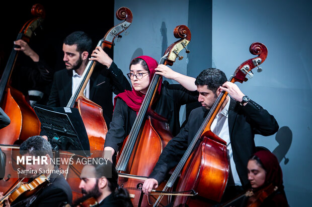 سمفونية "فلك الافلاك" في قاعة الوحدة بطهران