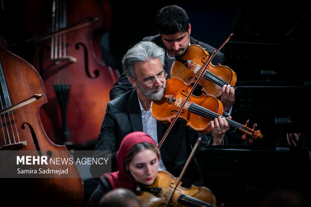 سمفونية "فلك الافلاك" في قاعة الوحدة بطهران