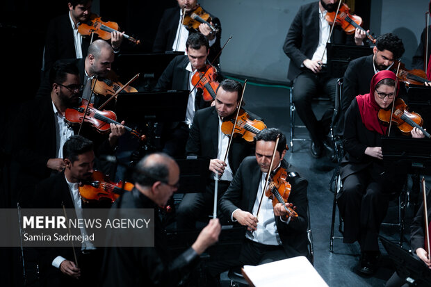 سمفونية "فلك الافلاك" في قاعة الوحدة بطهران