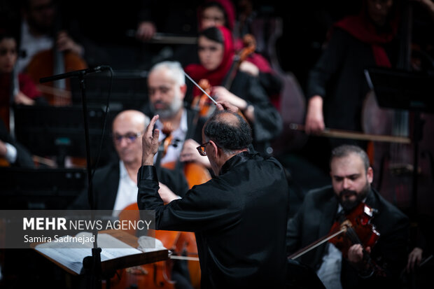 سمفونية "فلك الافلاك" في قاعة الوحدة بطهران