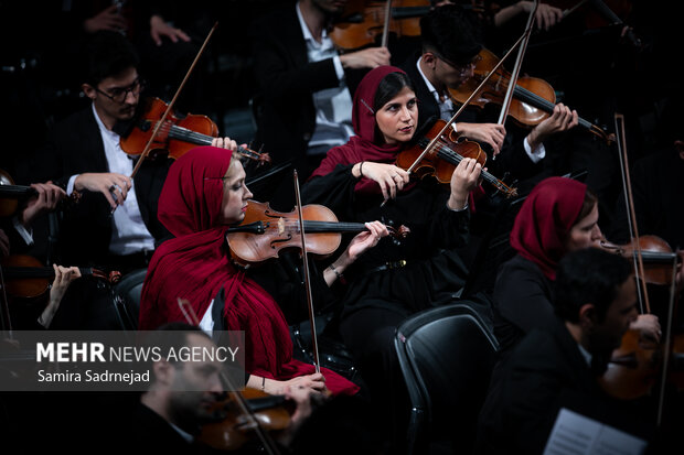 سمفونية "فلك الافلاك" في قاعة الوحدة بطهران