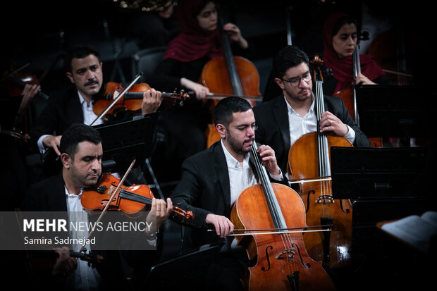 سمفونية "فلك الافلاك" في قاعة الوحدة بطهران