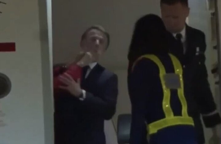 الرئيس الفرنسي في موقف محرج...صفعة زوجة ماكرون على وجهه تثير الشكوك حول اهليته للرئاسة +فيديو