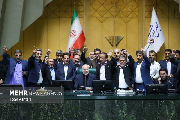 تکیه دوباره قالیباف بر کرسی ریاست؛ بهارستان زیر سایه تراکتهای رنگارنگ