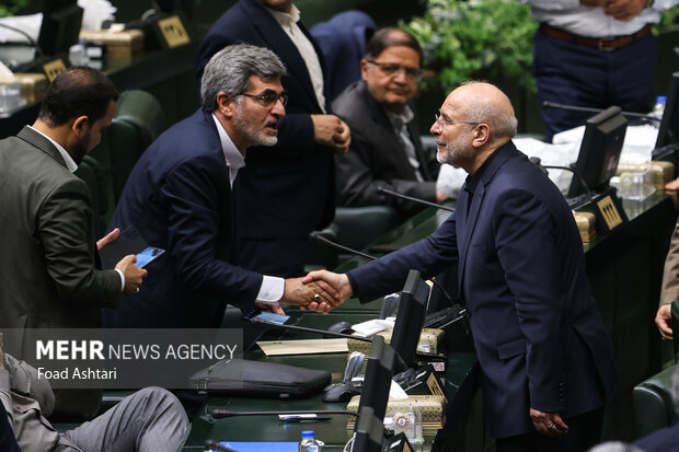 تکیه دوباره قالیباف بر کرسی ریاست؛ بهارستان زیر سایه تراکتهای رنگارنگ