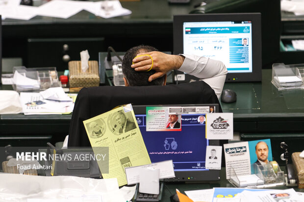 تکیه دوباره قالیباف بر کرسی ریاست؛ بهارستان زیر سایه تراکتهای رنگارنگ