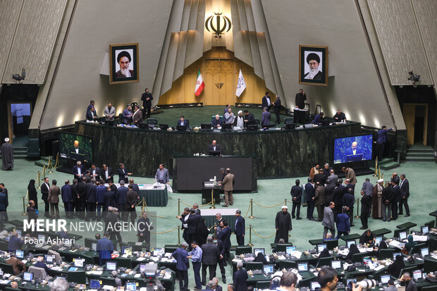 تکیه دوباره قالیباف بر کرسی ریاست؛ بهارستان زیر سایه تراکتهای رنگارنگ