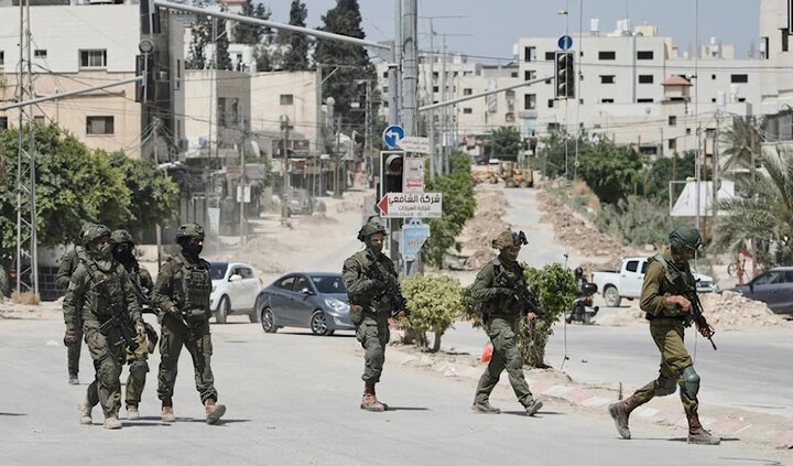 Israeli military raids currency exchange shops in West Bank