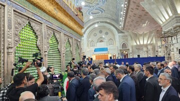 ایرانی پارلیمنٹ کے نمائندوں کی امام خمینی کے مزار پر حاضری اور تجدید عہد