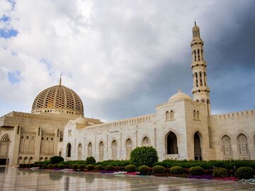 الرئيس الايراني يزور جامع السلطان قابوس الأكبر +الصورة
