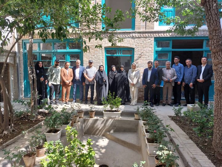 نصب تابلو خانه پدری جلال‌آل‌احمد بر سر کوچه «کارکن اساسی»