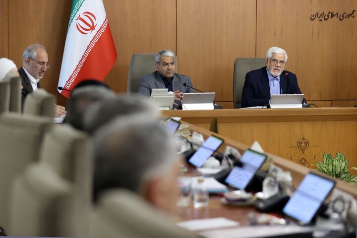 عارف: دولت به کوچکترین نقد رسانه‌ها توجه دارد
