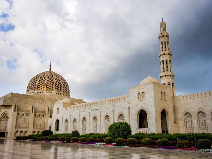 الرئيس الايراني يزور جامع السلطان قابوس الأكبر +الصورة