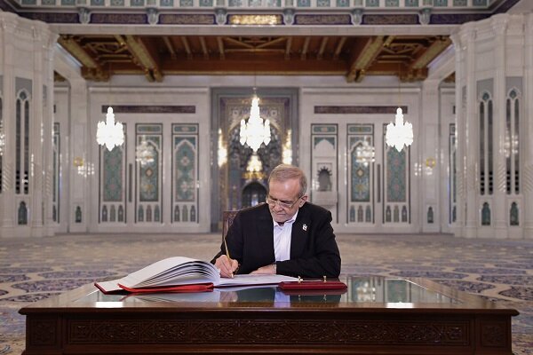 Cumhurbaşkanı Pezeşkiyan Umman'da cami gezdi