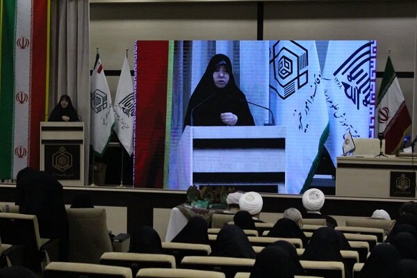 Tahran'da kadın temalı konferans; İki Türk akademisyene ödül