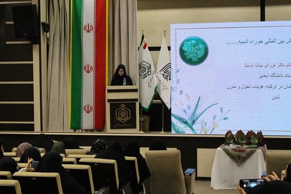 Tahran'da kadın temalı konferans; İki Türk akademisyene ödül