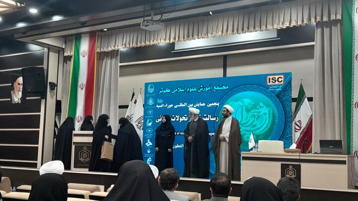 Tahran'da kadın temalı konferans; İki Türk akademisyene ödül