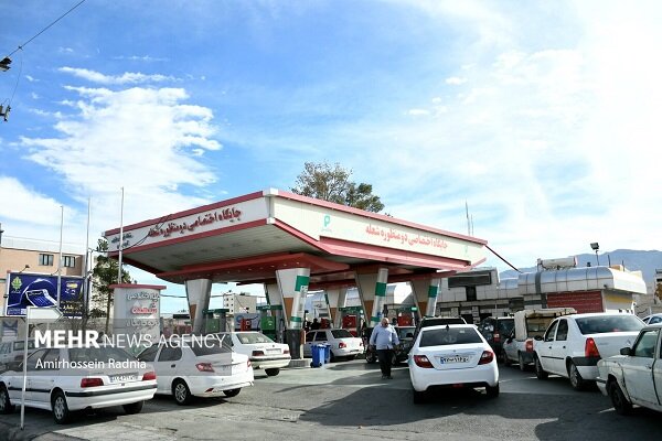 سهمیه بنزین با کارتهای جایگاهداران در تهران افزایش یافت