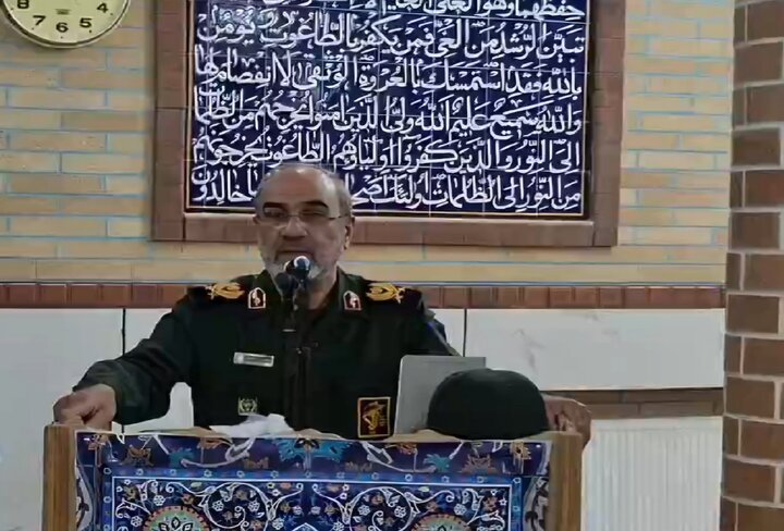 شهدا اجازه ندادند یک وجب از خاک کشور به دست دشمن بیفتد