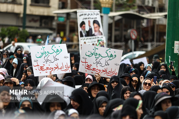راهپیمایی دختران انقلاب