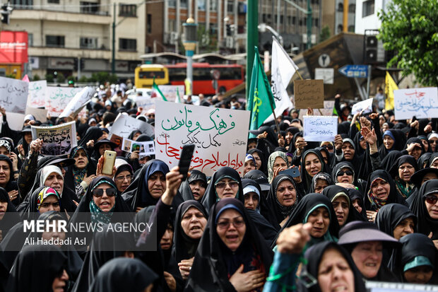 راهپیمایی دختران انقلاب