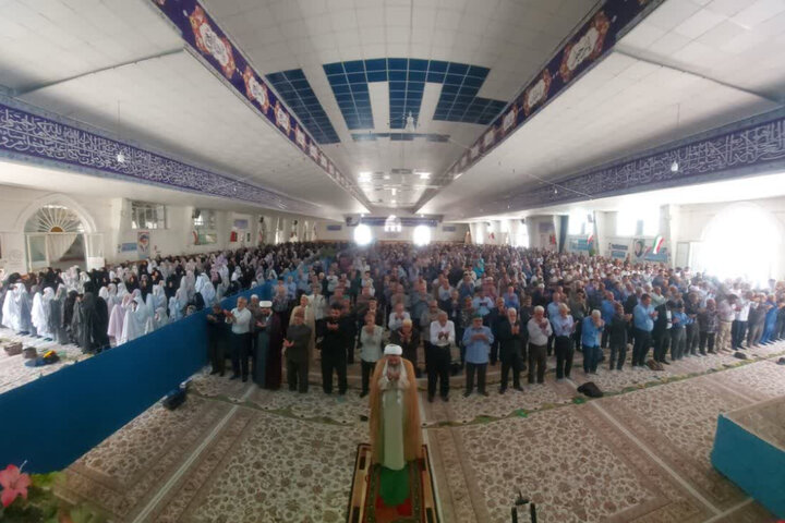 مردم با دیدن مسئولان در کنار خود دلگرم میشوند