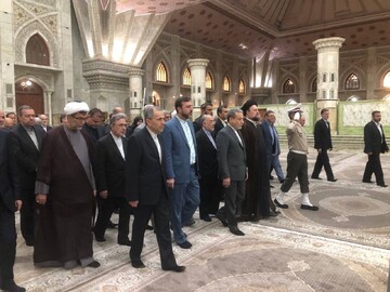  وزير الخارجية وموظفي وزارة الخارجية يجددون العهد مع مبادئ مؤسس الثورة الإسلامية