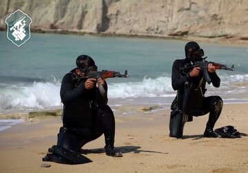 إجراء تدريبات لوحدة "فاتحين" الخاصة في الخليج الفارسي