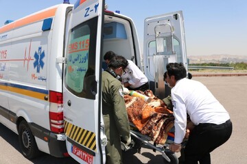 مصدوم شدن ۳۰ نفر در حادثه انحراف از مسیر اتوبوس در محور مهریز-یزد