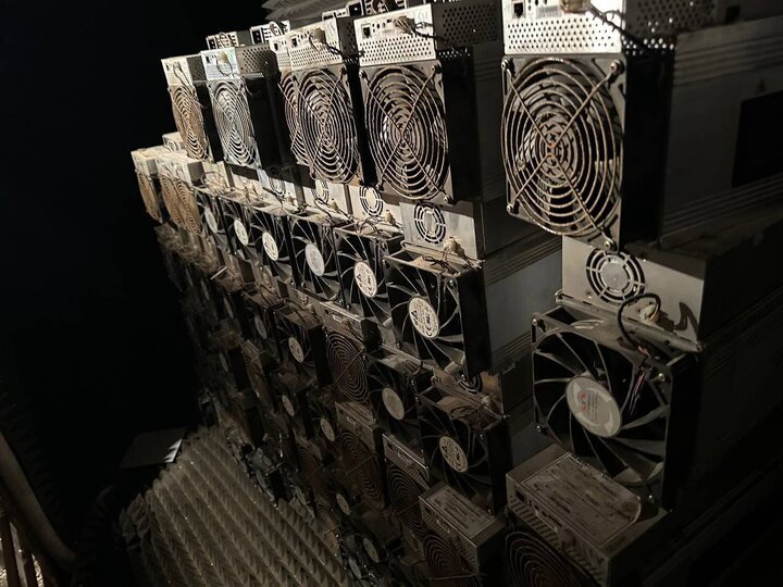 ۳۲ دستگاه ماینر از یک کارگاه در لنجان کشف شد ۳۲ دستگاه ماینر از یک کارگاه در لنجان کشف شد