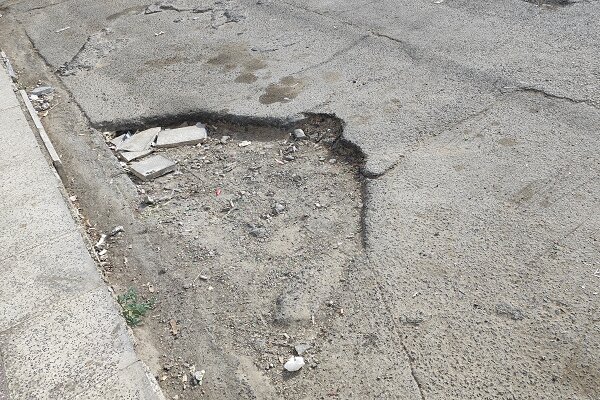 درماندگی مردم زاهدان از آسفالت ضعیف و شرایط نامناسب معابر