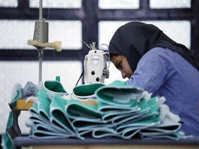 بانوی کارآفرین کردستانی با هنر خیاطی نقش‌آفرین اشتغال شد