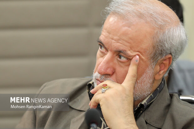 رونمایی تقریظ رهبر معظم انقلاب بر کتاب «روح‌اللّه»