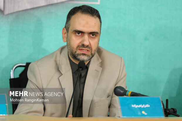 رونمایی تقریظ رهبر معظم انقلاب بر کتاب «روح‌اللّه»