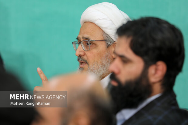 رونمایی تقریظ رهبر معظم انقلاب بر کتاب «روح‌اللّه»
