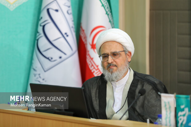 رونمایی تقریظ رهبر معظم انقلاب بر کتاب «روح‌اللّه»