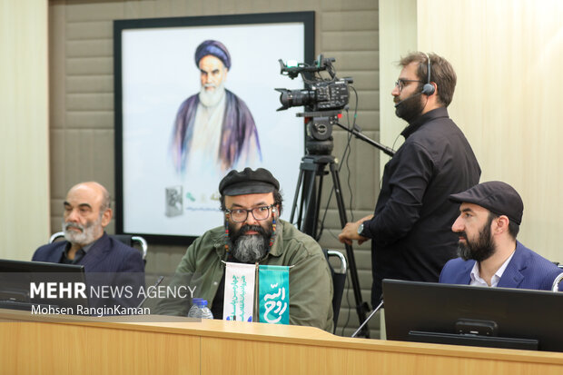 رونمایی تقریظ رهبر معظم انقلاب بر کتاب «روح‌اللّه»