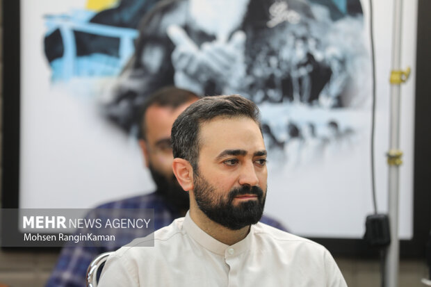رونمایی تقریظ رهبر معظم انقلاب بر کتاب «روح‌اللّه»
