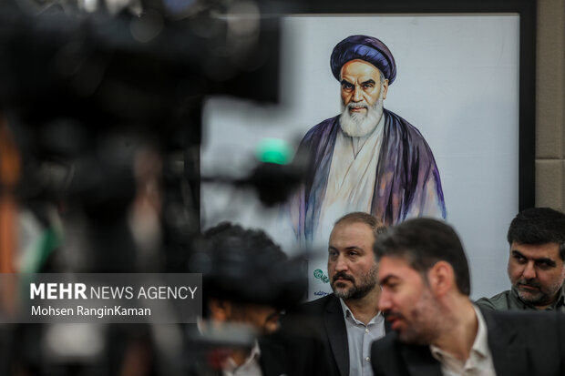 رونمایی تقریظ رهبر معظم انقلاب بر کتاب «روح‌اللّه»