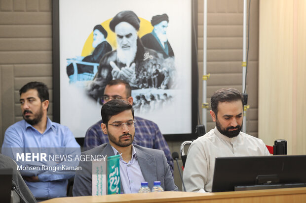 رونمایی تقریظ رهبر معظم انقلاب بر کتاب «روح‌اللّه»