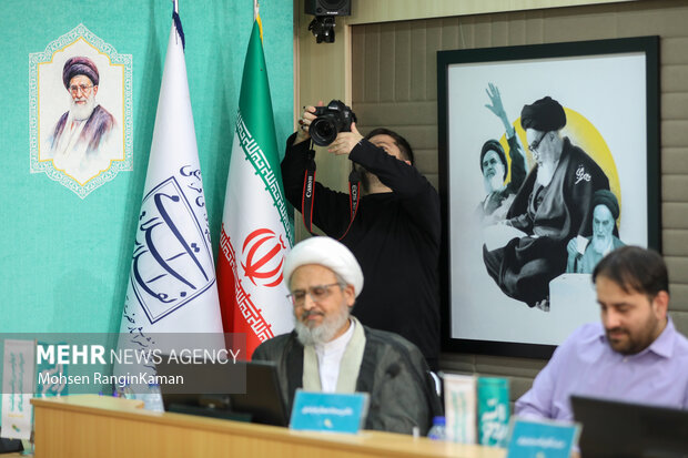 رونمایی تقریظ رهبر معظم انقلاب بر کتاب «روح‌اللّه»