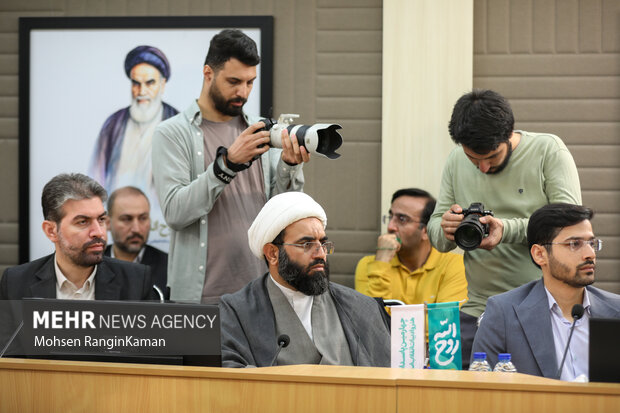 رونمایی تقریظ رهبر معظم انقلاب بر کتاب «روح‌اللّه»