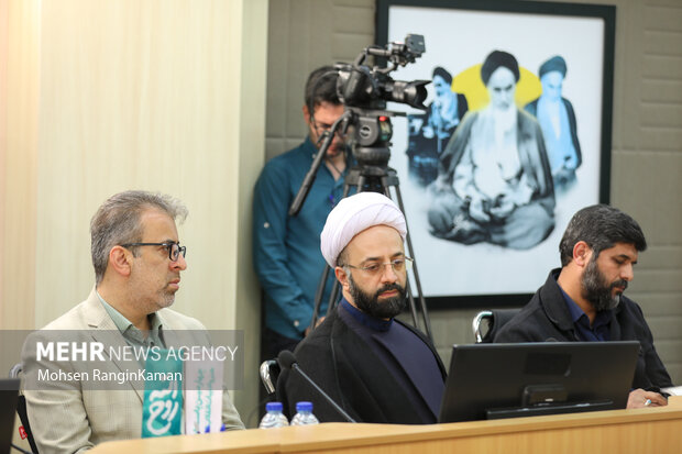 رونمایی تقریظ رهبر معظم انقلاب بر کتاب «روح‌اللّه»