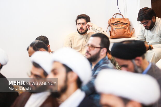 رونمایی از کتاب چشمه سار حسن