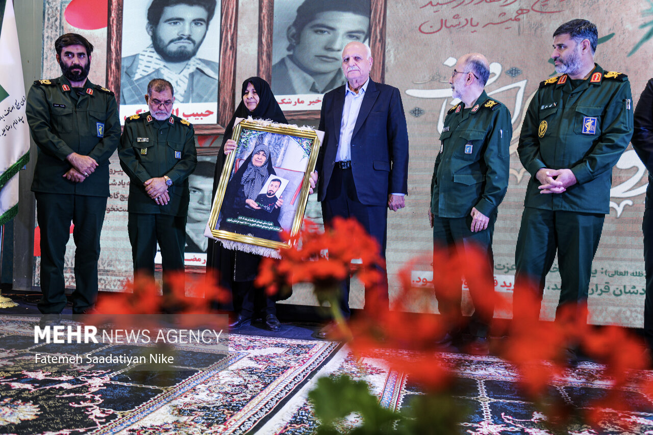 یادواره ۳ هزار شهید اصناف خراسان رضوی در مشهد یادواره ۳ هزار شهید اصناف خراسان رضوی در مشهد