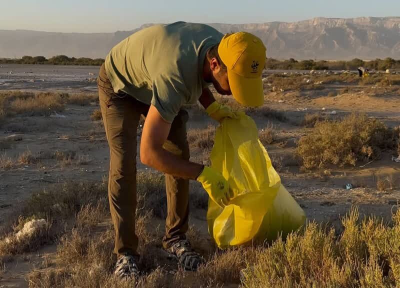 مشارکت مردمی برای حفظ محیط زیست؛ ساحل بندر دیر پاکسازی شد