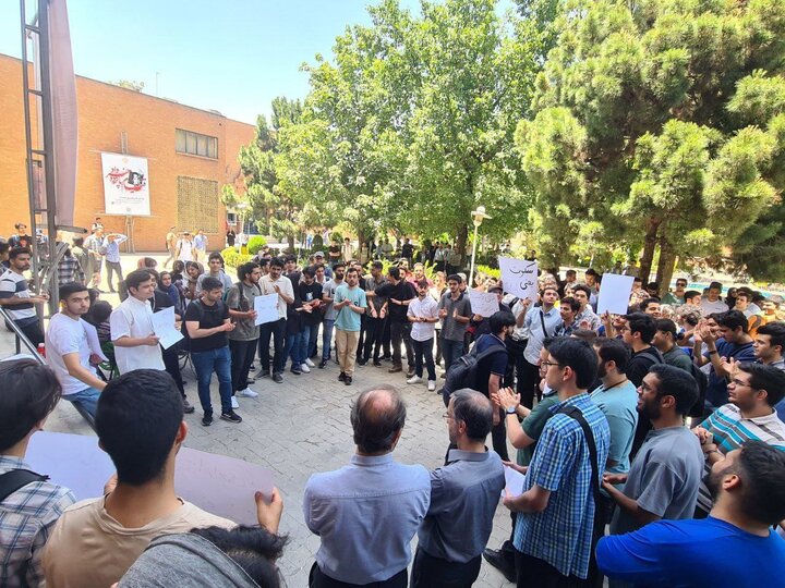 تجمع دانشجویان دانشگاه شریف در اعتراض به کیفیت غذای دانشگاه