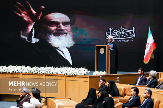 گردهمایی بزرگ مولفین و پژوهشگران حوزه اندیشه امام خمینی (ره)